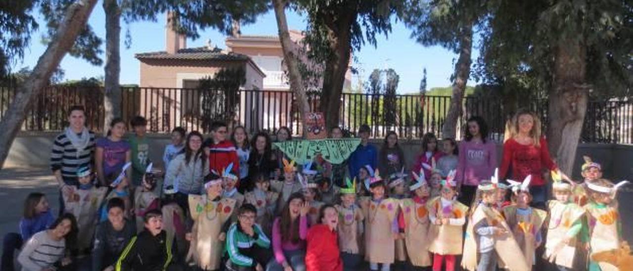 Actividades en torno a los indios de Norteamérica realizadas en el colegio público La Paz de Torrellano por parte de los alumnos de Infantil de 3 años y 6º de Primaria.