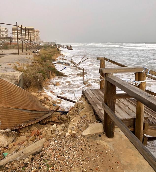 Estado que presenta la playa de Arenales