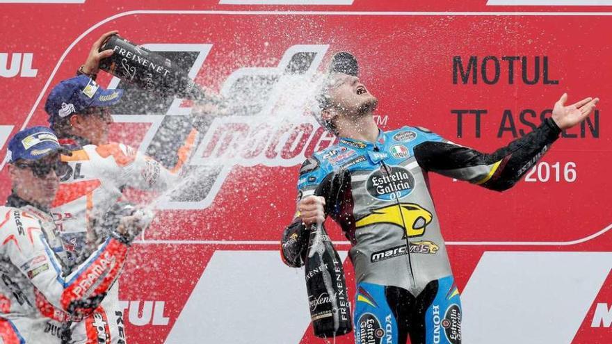 Jack Miller, del Estrella Galicia 0,0, &quot;regado&quot; en el podio tras su sorprendente victoria en Assen. // Bas Czerwinski