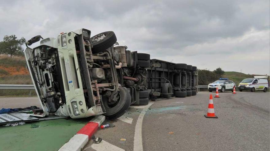 Vuelca un camión en una de las glorietas de acceso a la N-630 en Monesterio