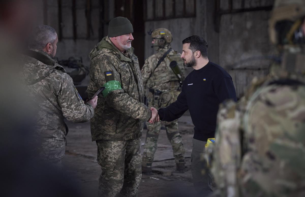 Zelenski visita a las tropas que defienden Bajmut