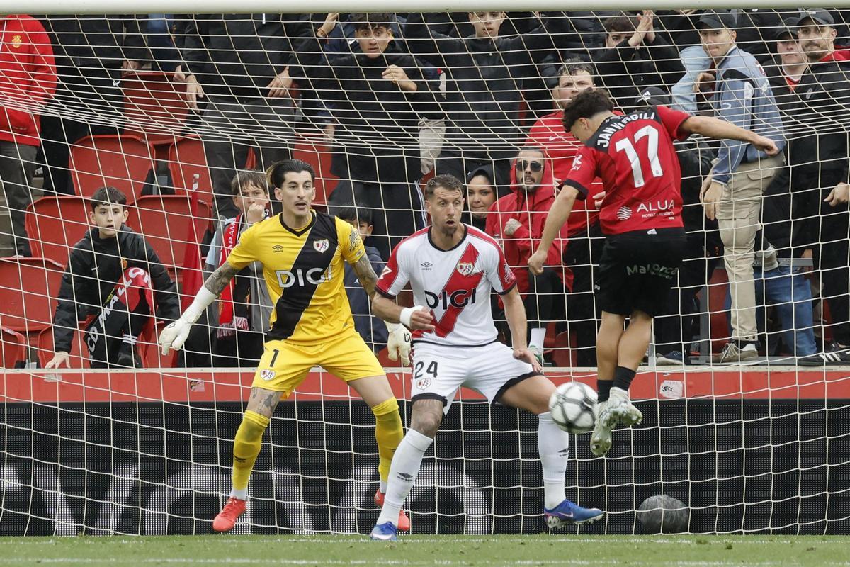 Jan Virgili bei seinem Torschuss im Spiel gegen Rayo Vallecano.