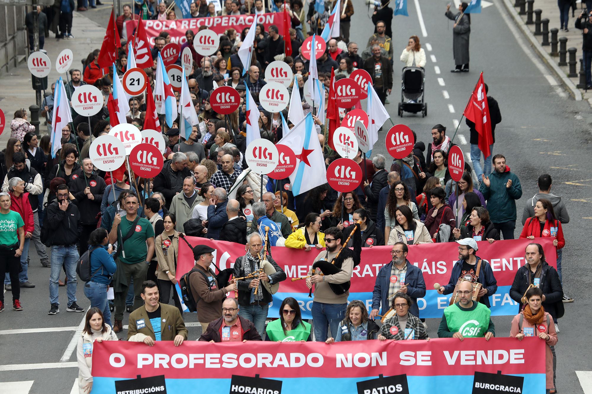 El profesorado gallego se manifiesta en Santiago contra "el acuerdo de la vergüenza" firmado por Xunta, UGT, CCOO y ANPE