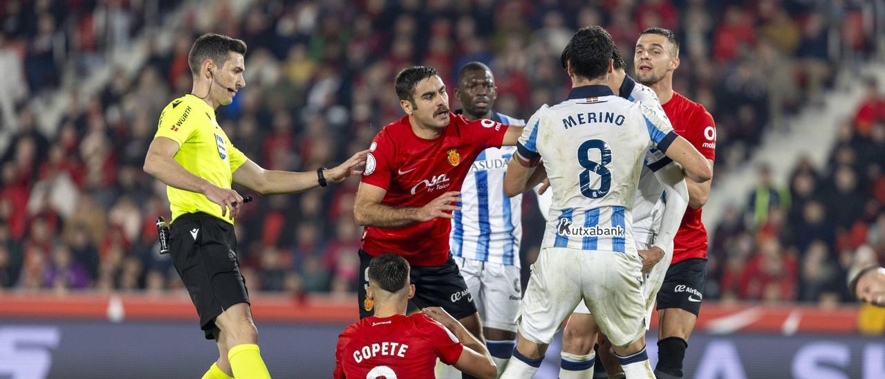 El partido entre el Mallorca y la Real Sociedad estuvo lleno de batallas en cada falta.