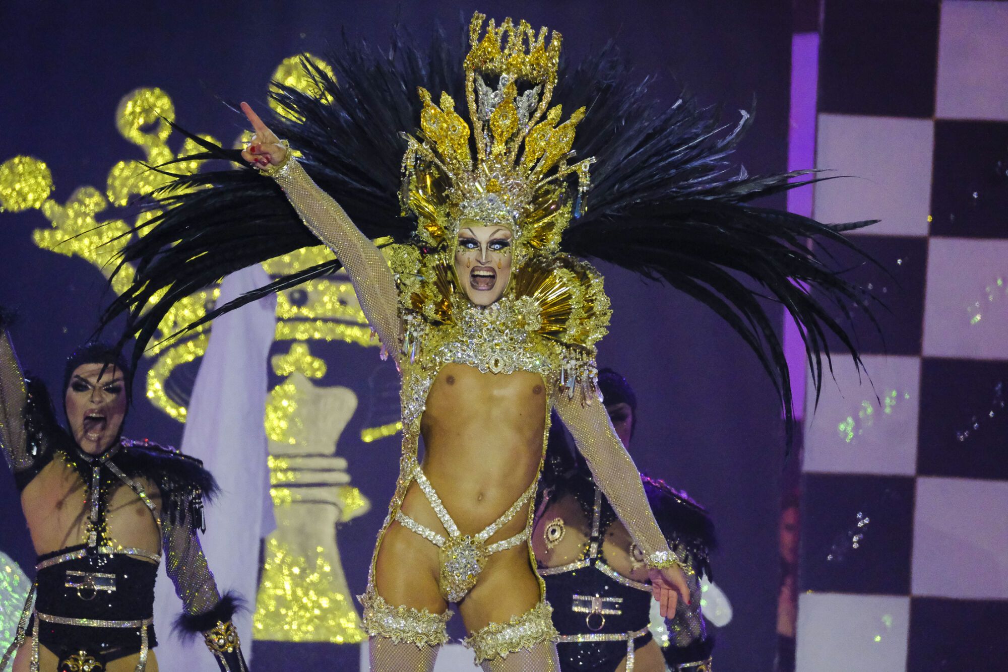 14. Drag Liak (Alejandro Corbalán López) Con el patrocinio de Clínicas Imbernon y Discoteca Mamaluna y con un diseño de Josep López y Estudio Hidalgo presenta el espectáculo ¡Mujer! ¿Jugamos?