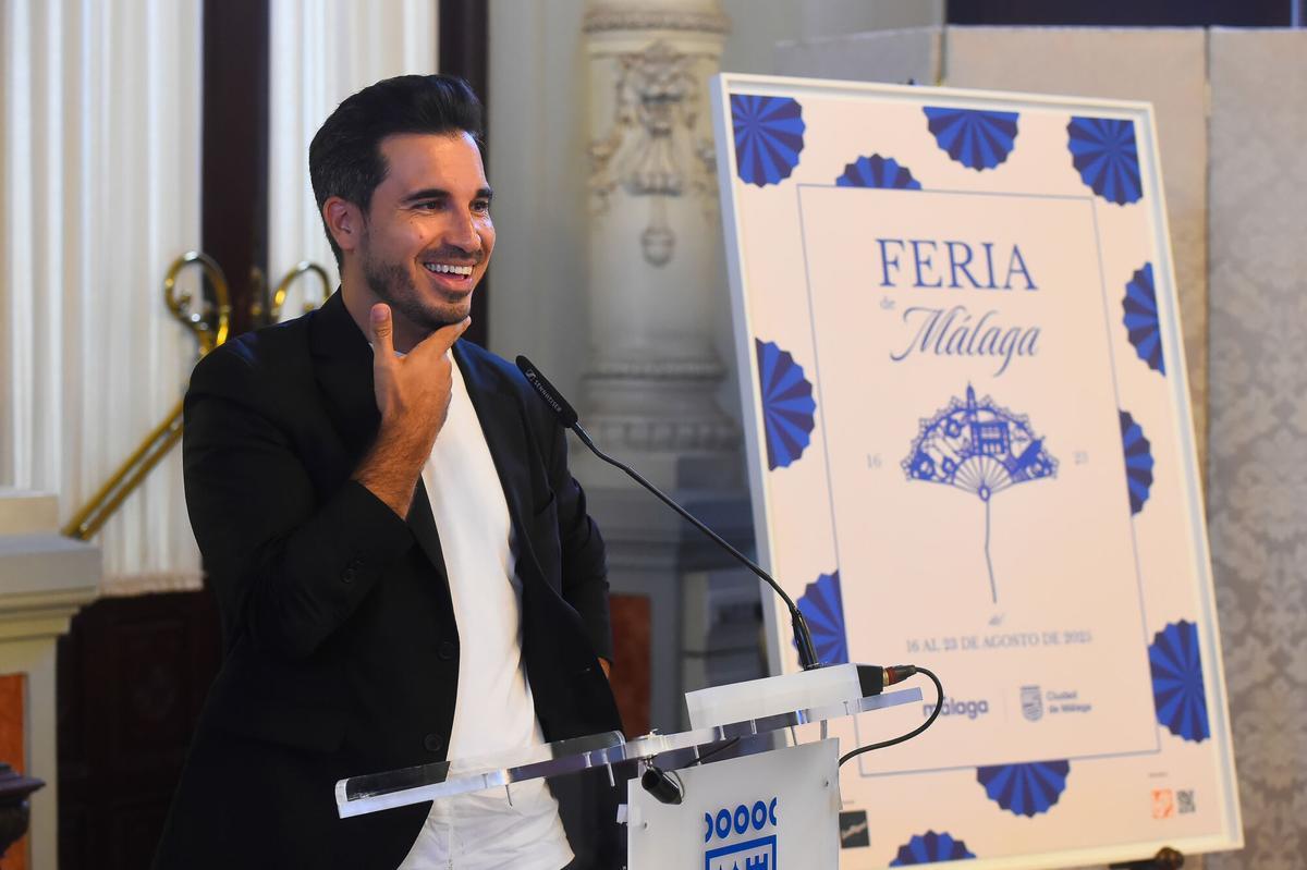 MLG 28-07-2025.-El alcalde de Málaga, Francisco de la Torre, junto a la concejala delegada de Servicios Operativos y Fiestas, Teresa Porras, asiste al acto de entrega del nombramiento como pregonero de la Feria 2025 al escritor malagueño Javier Castillo, y encuentro con los representantes de las entidades patrocinadoras de la Feria 2025, con el responsable de Marketing Clientes de Mahou San Miguel, Miguel de Hoyos, y el delegado regional de Comunicaciones y Relaciones Institucionales de El Corte Inglés, Eduardo Barrero