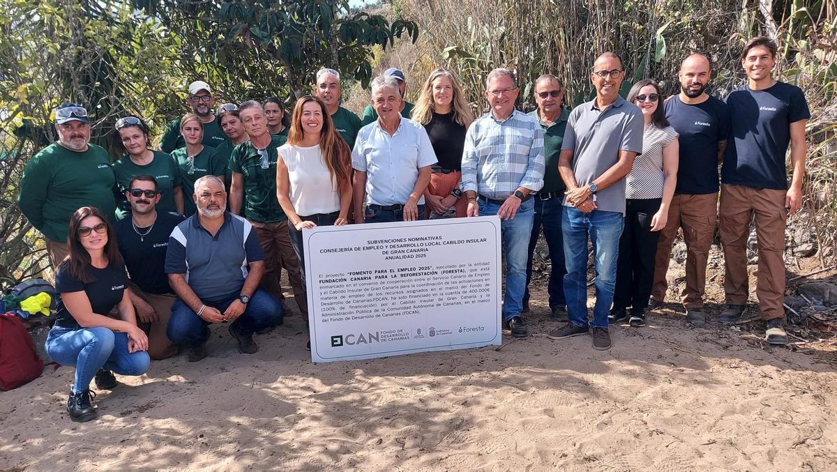 El consejero Juan Díaz junto a miembros de Foresta y el personal contratado para el proyecto.