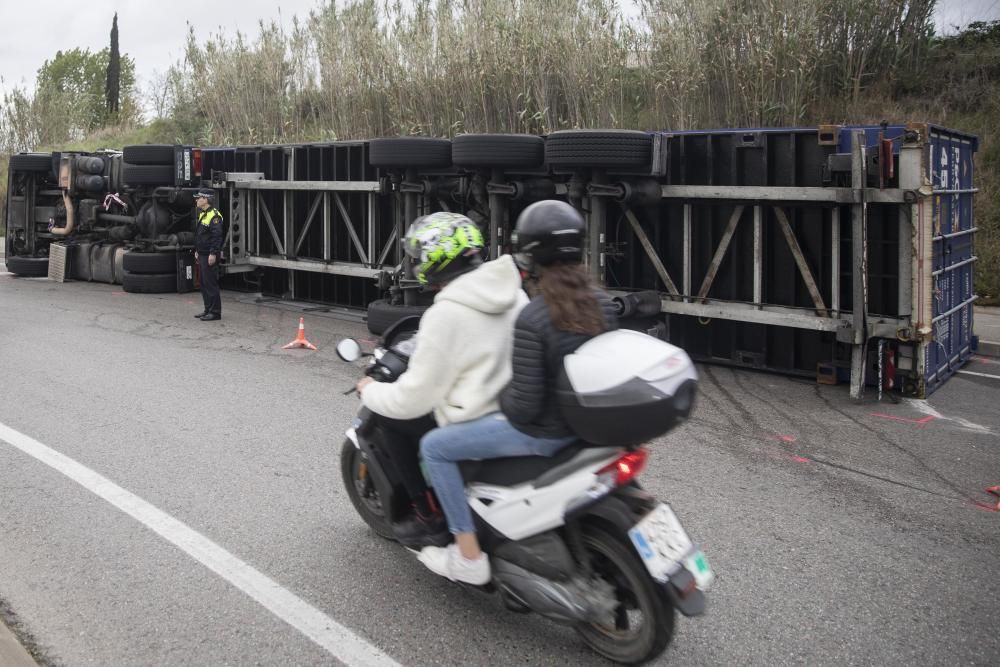 Bolca un camió i fa tallar la GI-600 a Blanes