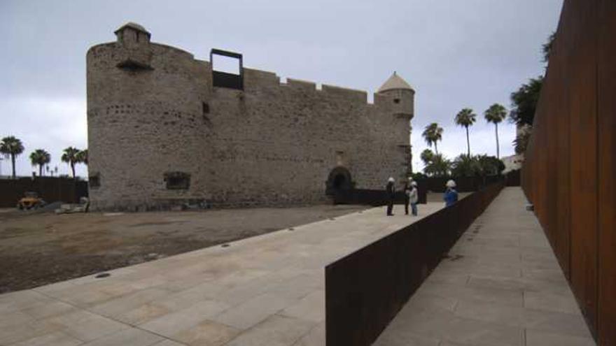 Vista del Castillo, desde la nueva entrada, cerca de la autovía, que tendrá cuando abra. | andrés cruz