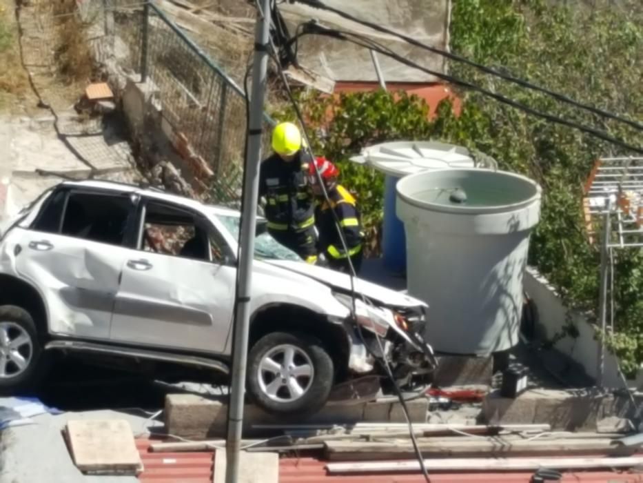 Un coche cae por un desnivel en Gáldar