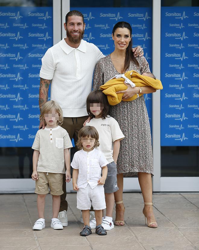 Pilar Rubio y Sergio Ramos posando a la salida del hospital con sus cuatro hijos