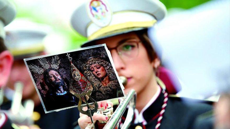 Una joven toca en una banda de música procesional, en una imagen de archivo.