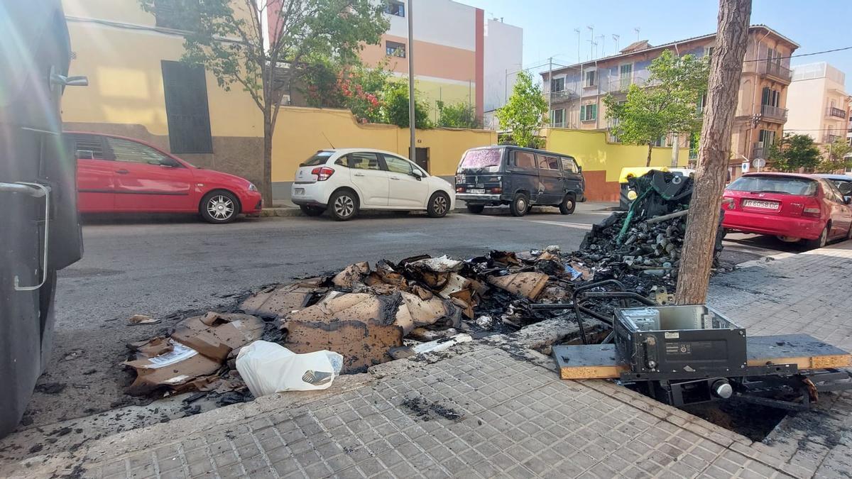 Restos de los contenedores de basura calcinados.