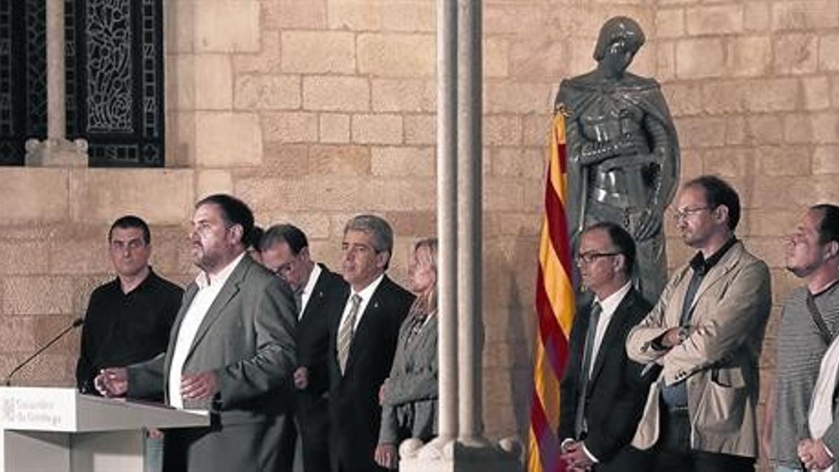 Junqueras interviene ante representantes del resto de los partidos que defienden la consulta.