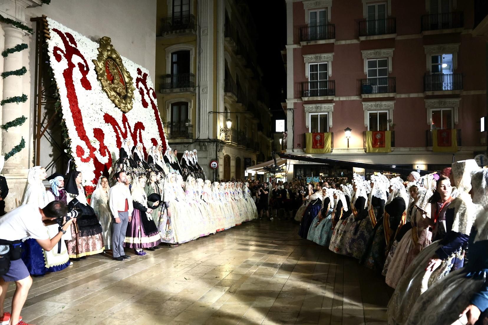 Berta y la corte completan la Ofrenda de Alicante