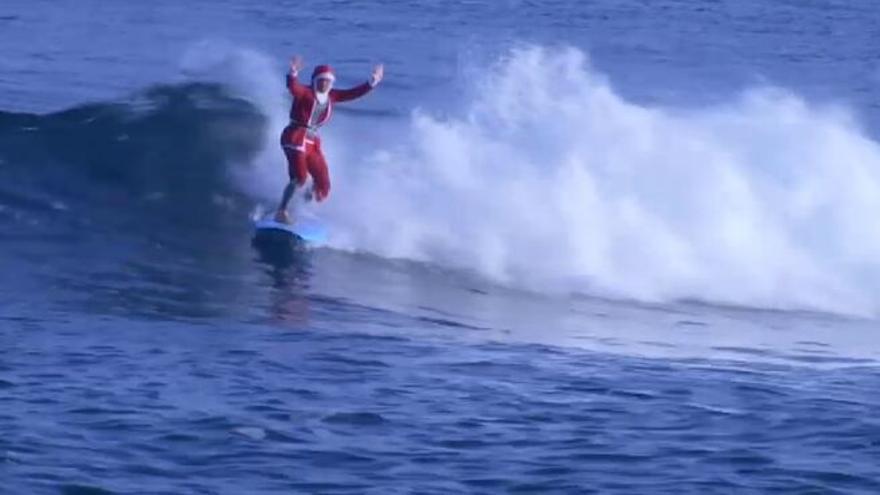 Papá Noel llega a Las Palmas de Gran Canaria surcando las olas