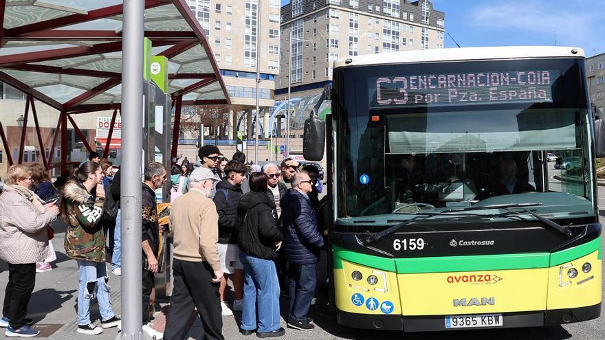 Vitrasa abandona los servicios mínimos con una veintena de buses menos