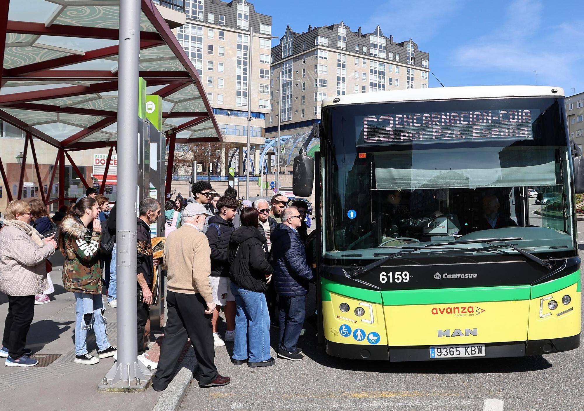 Viajeros de Vitrasa suben al bus tras el fin de la huelga