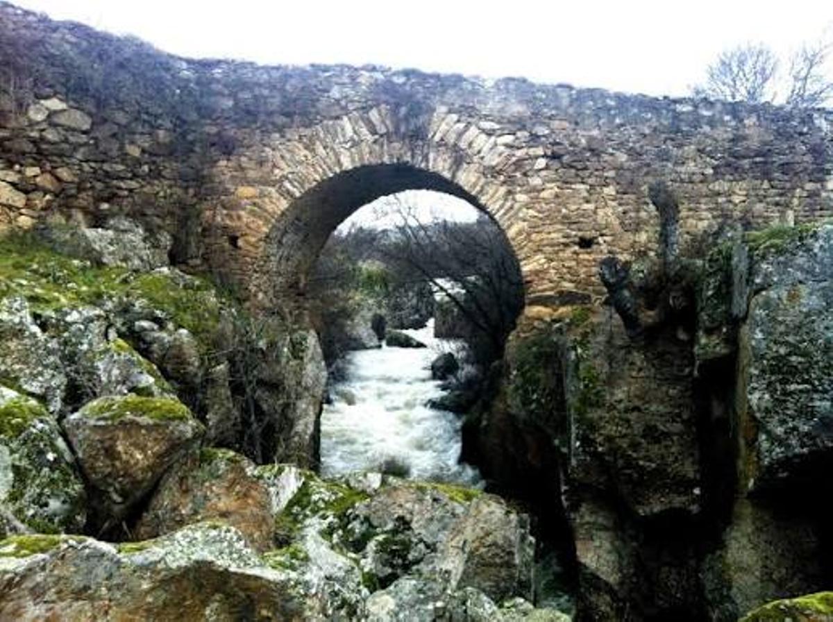 El Puente del Congosto salva una garganta profunda y rocosa excavada por el río Lozoya