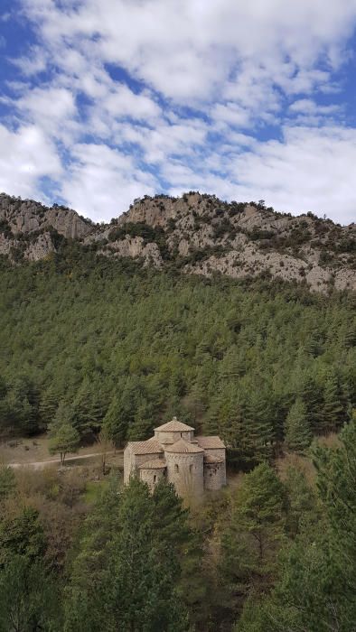 Església. Sant Pere de Graudescales és una església romànica situada a la petita Vall d’Ora a la falda oriental dels cingles de la serra de Busa. Solitària enmig d’un paratge de gran bellesa natural.