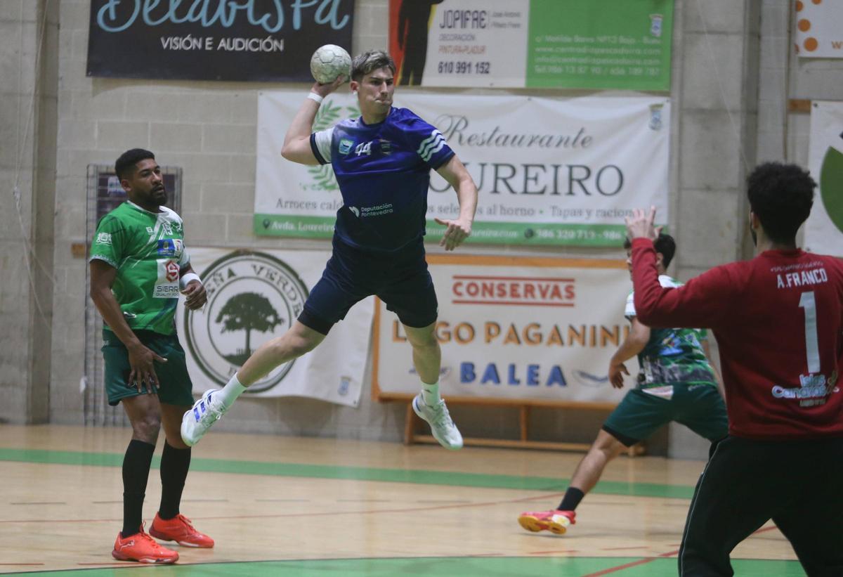 Samu Seijas durante un partido anterior del Bueu Atlético.
