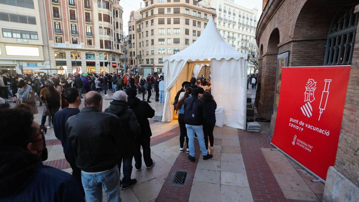 Colas de rezagados, frente a la Plaza de Toros de València, para vacunarse. | M.A. MONTESINOS