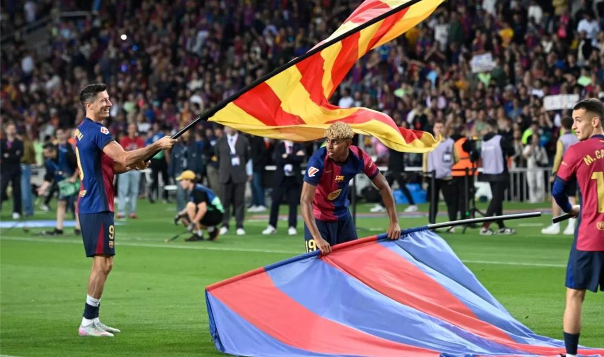 Lewandowski and Lamine Yamal with Barcelona and Catalonia flags