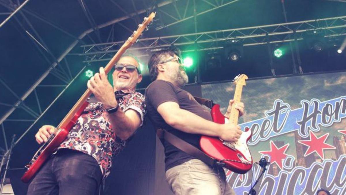 Familias bailando durante el concierto de «Derrame Rock Kids», ayer, en el festival «Luanco al mar». 