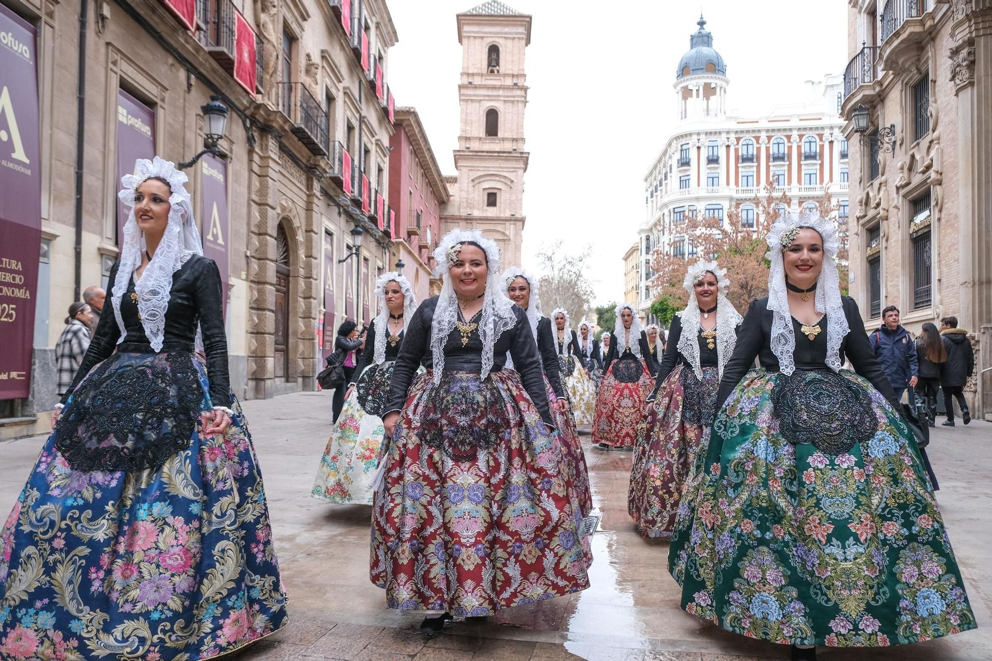 Así ha sido el desfile por las calles de Murcia de las candidatas a Bellea del Foc