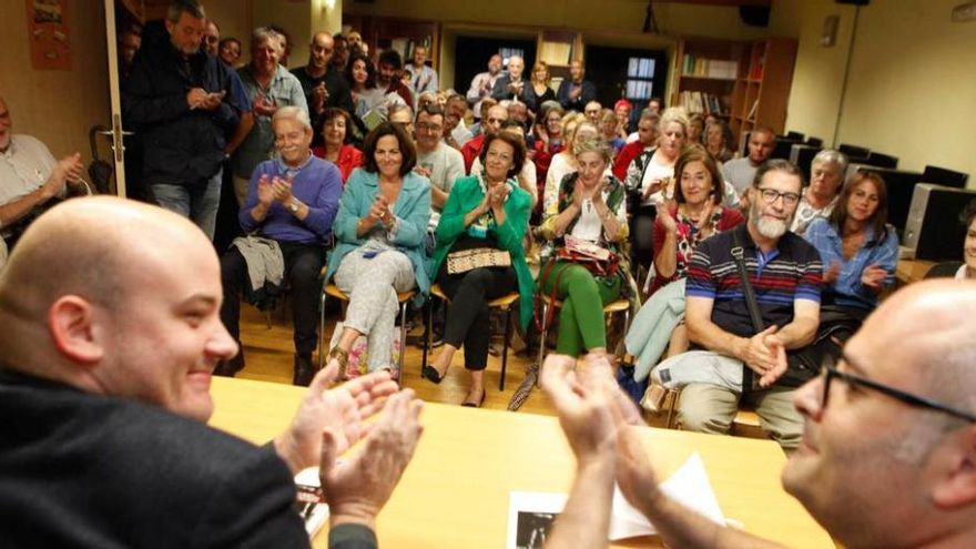 Miguel Barrero, a la izquierda, y Pachi Poncela, ayer, en la Casa del Chino, en la presentación del libro sobre &quot;Rambal&quot;.