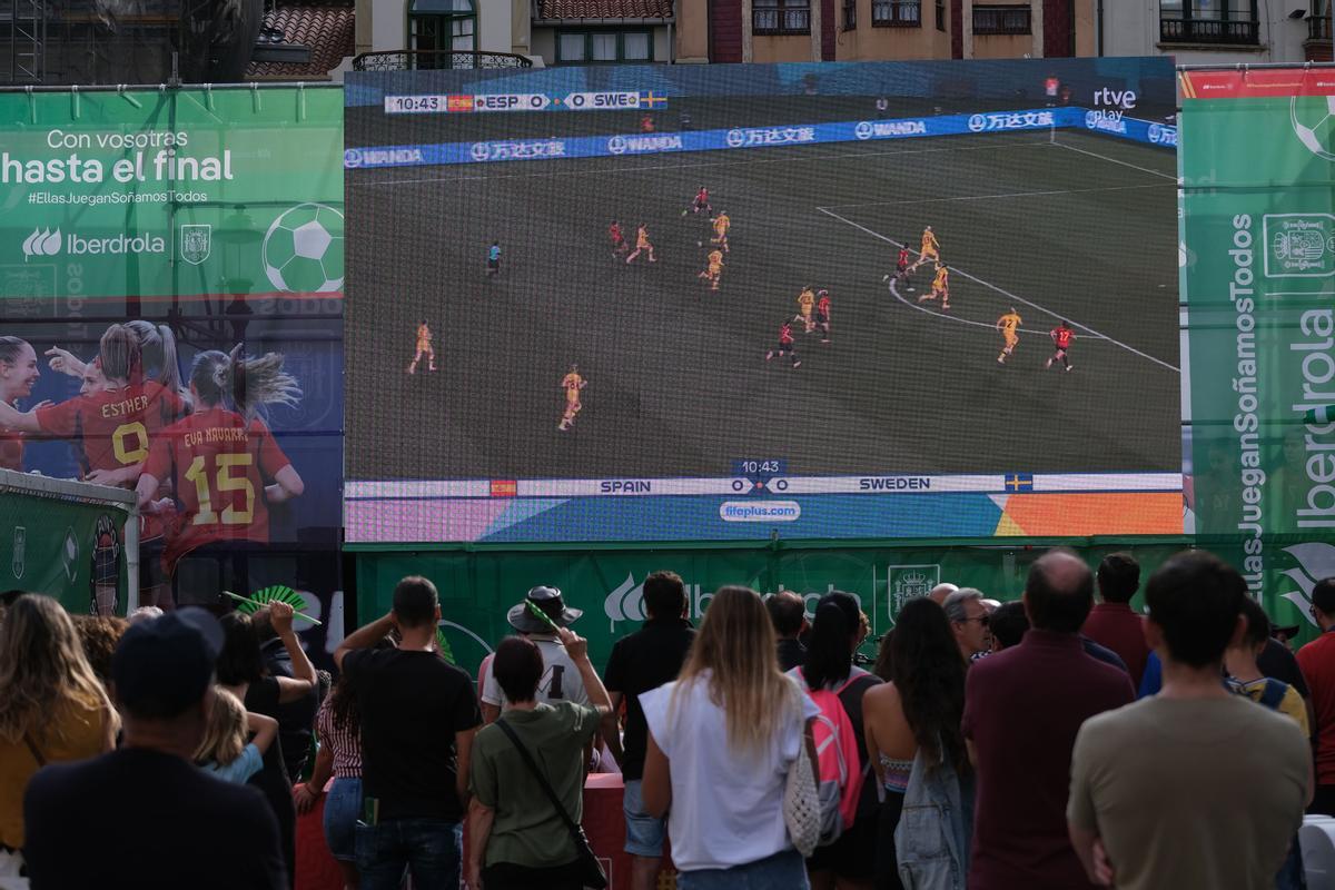 Aficionados españoles viendo el partido ante Suecia en las semifinales del Mundial