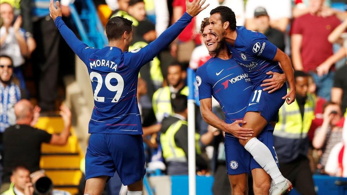 Pedro celebra el primer gol de Chelsea junto a Morata y Marcos Alonso