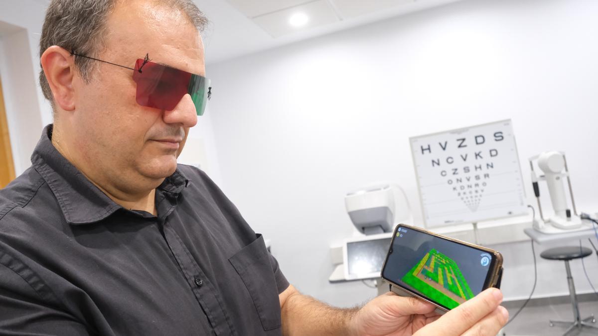 David Piñero muestra una de las aplicaciones en 3D para tratar la insuficiencia de convergencia en la visión.