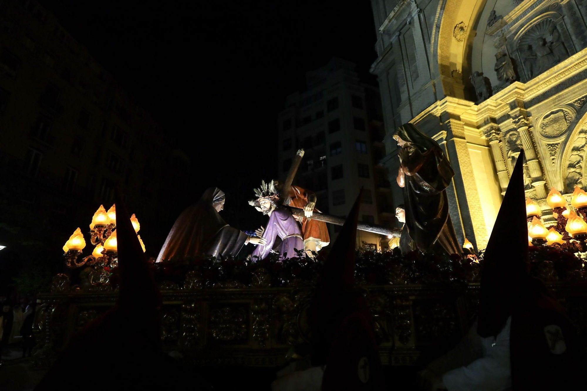 En imágenes | Zaragoza se conmueve con el 'Encuentro' de Jesús del Calvario y la Virgen de los Dolores