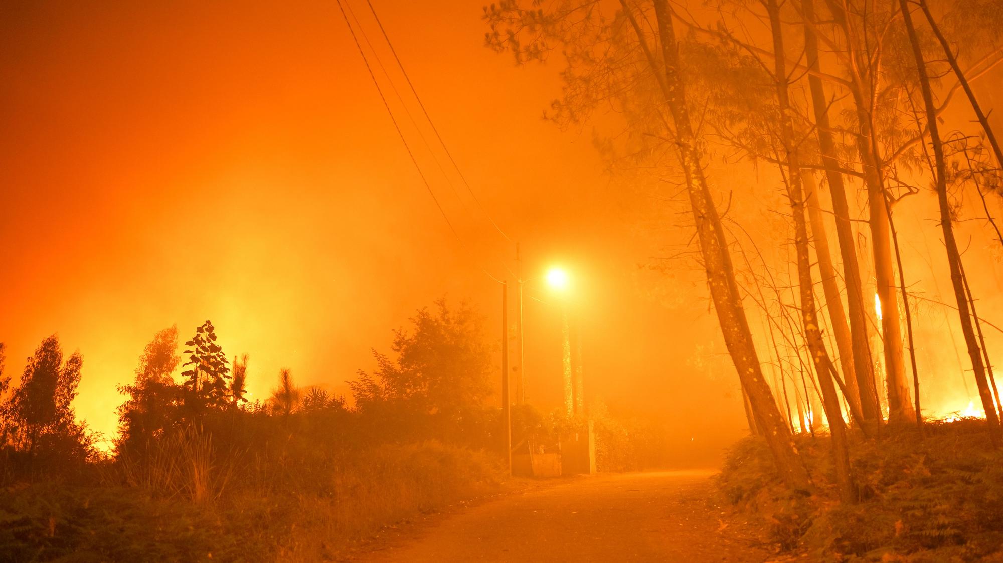 Incendios en Galicia: Vilagarcía y su comarca luchan contra el fuego