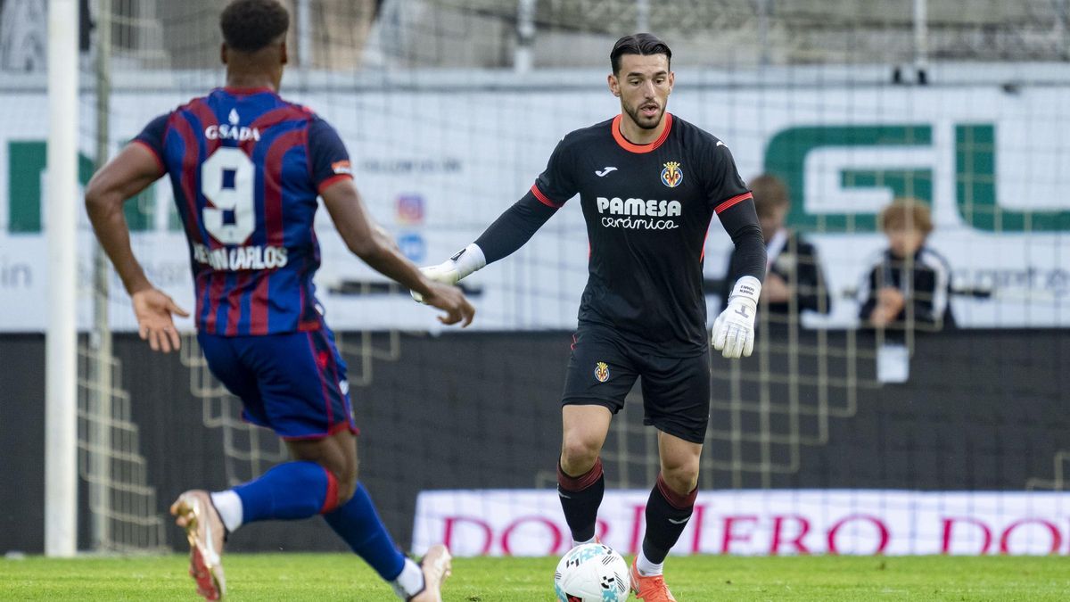 El portero 'groguet', durante el partido.
