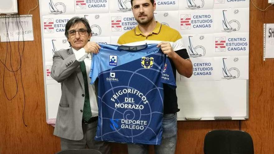 Alberto González y Juan Quintas en la presentación de este último como jugador del Cangas. // S. Álvarez