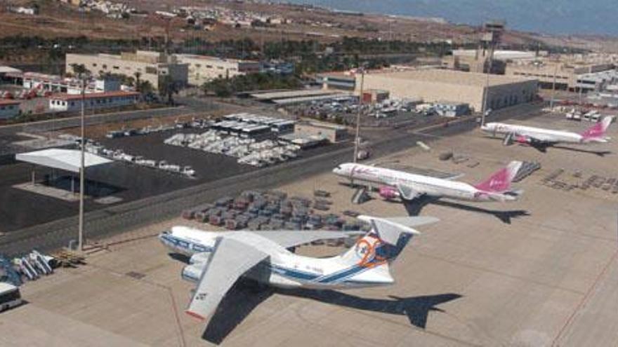 Vista aérea del aeropuerto de Gran Canaria con la plataforma de aeronaves en primer término. i  ADOLFO MARRERO