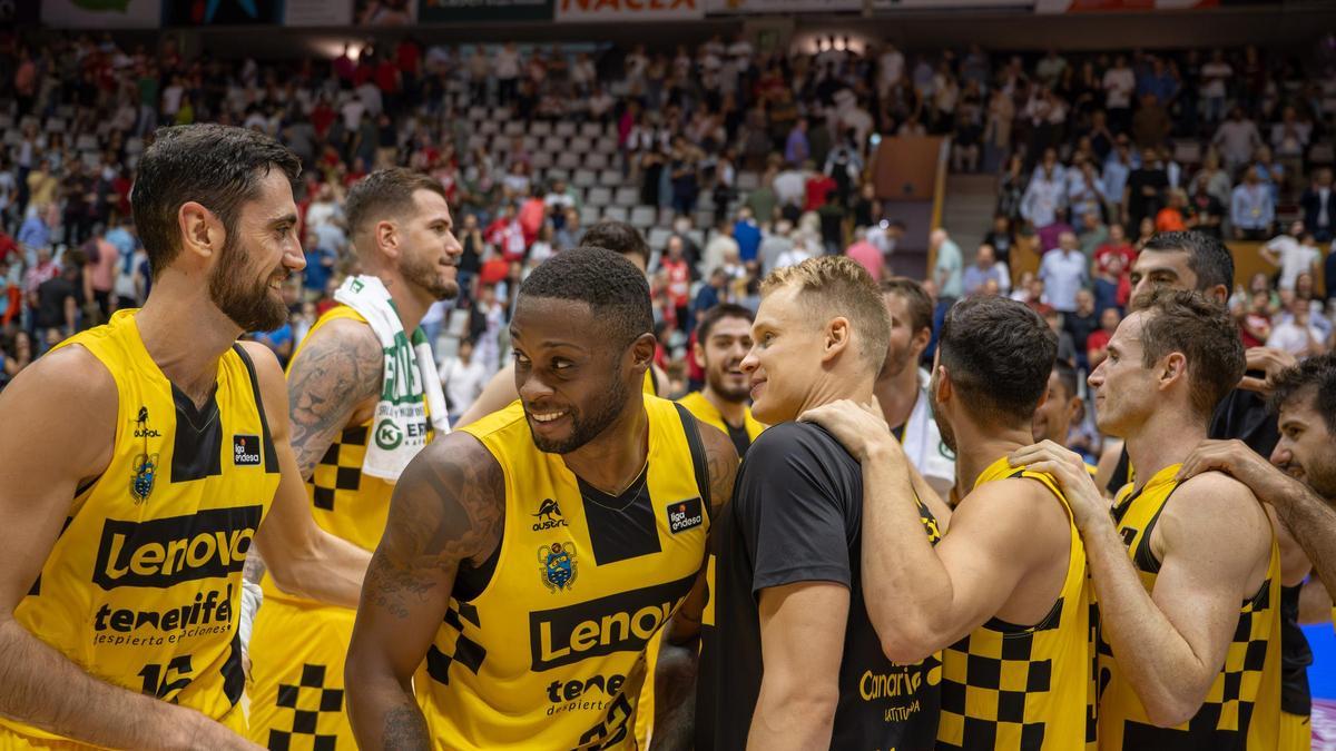 Los jugadores del Lenovo Tenerife se saludan tras la victoria del sábado en Girona.