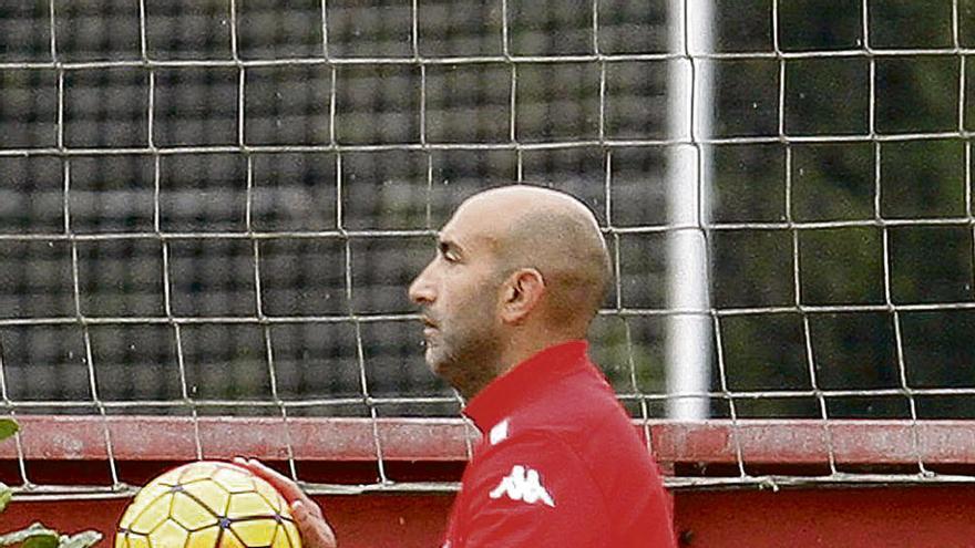 Abelardo se dirige al campo número 1 de Mareo con el nuevo balón de la Liga que se estrenará en San Mamés.