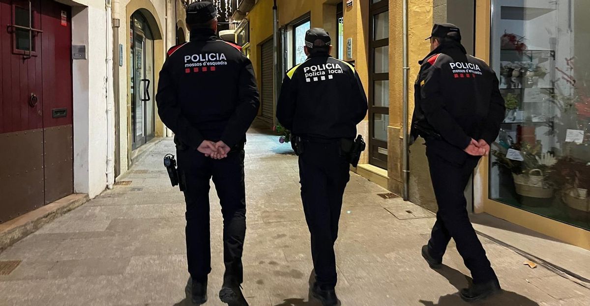 Agents de Mossos i Policia Local, en una patrulla conjunta pels carrers de la Bisbal d'Empordà