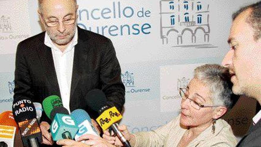 El alcalde de Ourense, Francisco Rodríguez, durante su comparecencia de ayer en el salón de plenos. / iñaki osorio