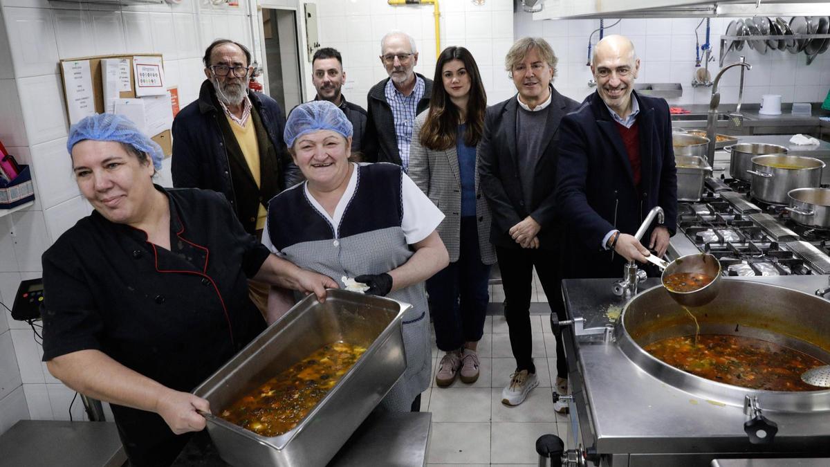Así preparan los menús de Antroxu más solidarios en la Cocina Económica de Gijón