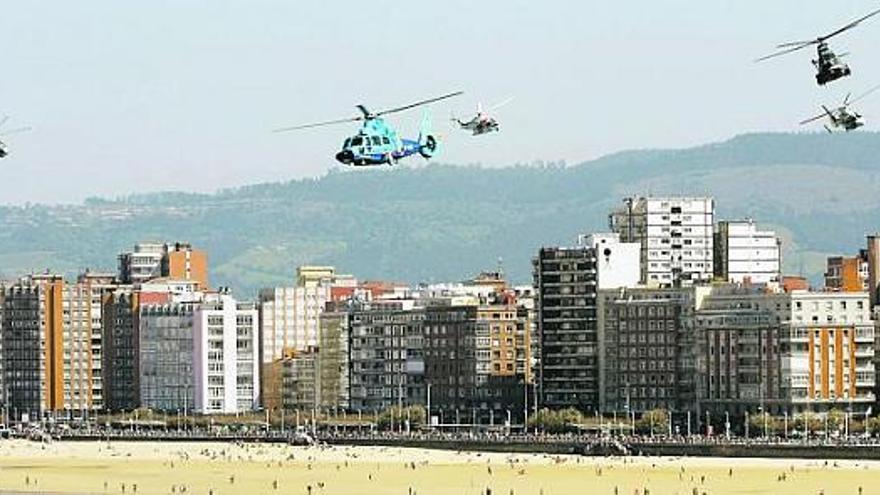 En la foto superior, cinco de los seis helicópteros participantes en la demostración, durante el desfile. A la derecha, público en la escalera La Cantábrica y sus inmediaciones.