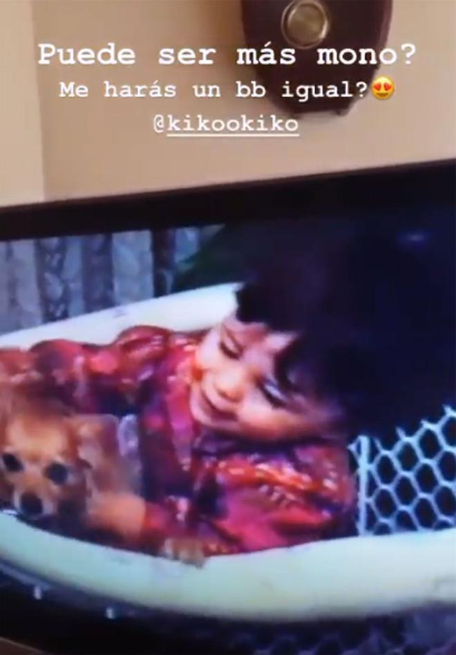 Kiko Jiménez de pequeño jugando con un perro