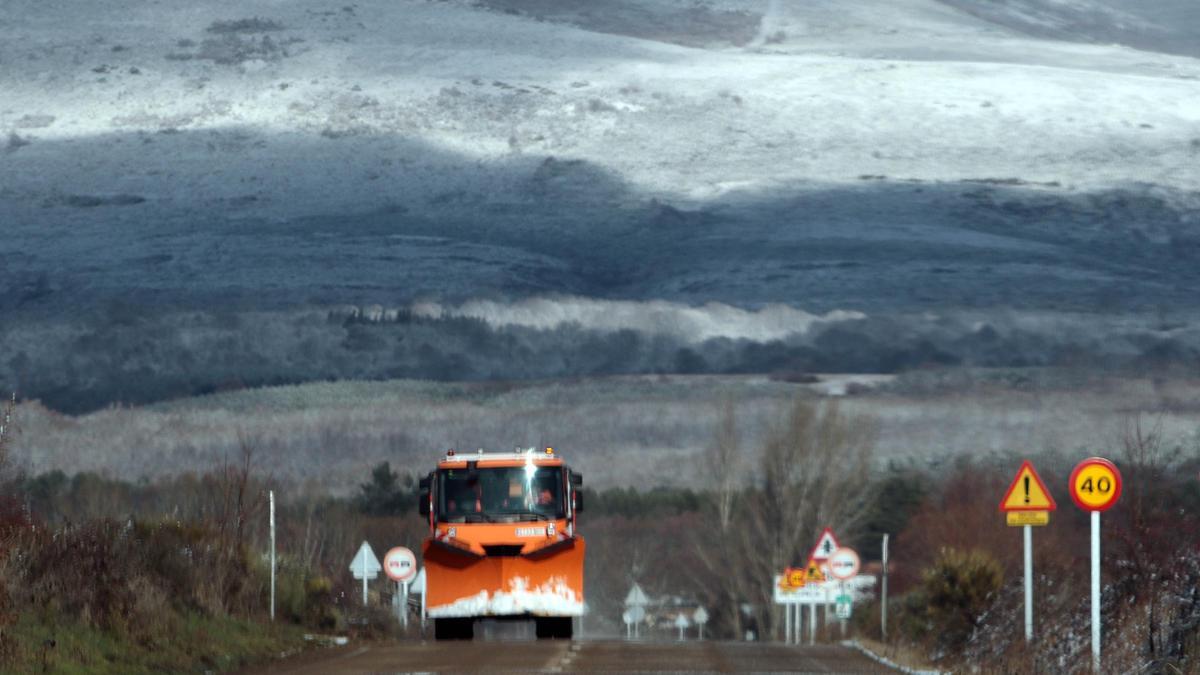 Una máquina quitanieves limpia una carretera en León.