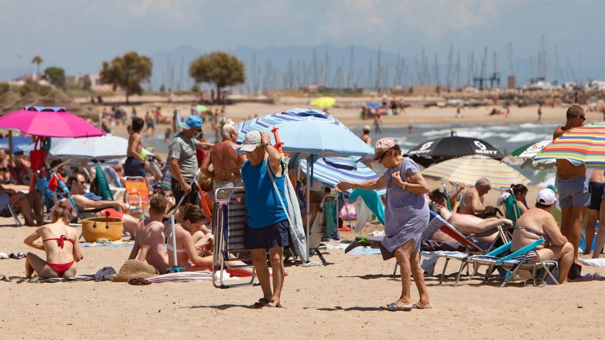 Numerosos bañistas se refugiaban del calor en la playa del Port de Sagunt.