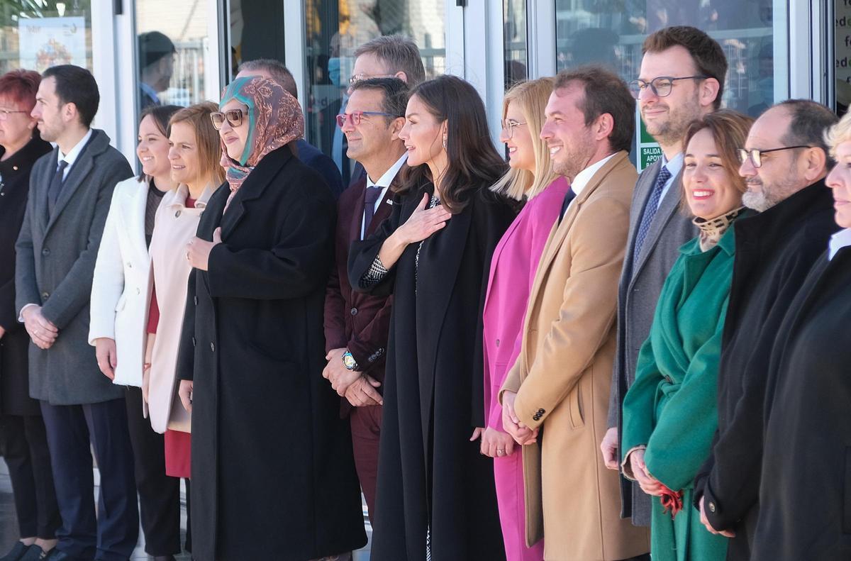 Recibimiento por todo lo alto y con gritos de "guapa" a la reina Letizia en Petrer