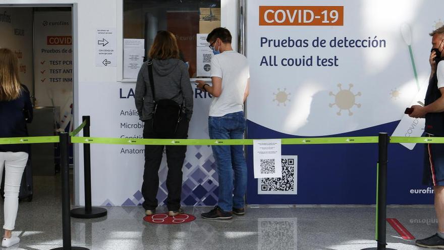 Reisende stehen Schlange vor dem Testzentrum am Flughafen Mallorca.