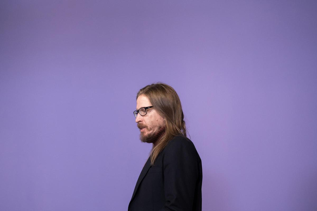 El secretario de organización y portavoz de Podemos, Pablo Fernández, ofrece una rueda de prensa en la sede de Podemos.